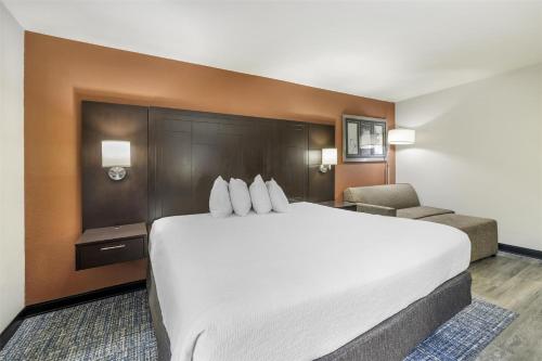 Best Western Plus Lee's Summit Hotel & Suites Room Type - Standard Room, 1 King Bed, Non Smoking, Refrigerator & Microwave