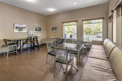 餐廳, 最佳西方PLUS利斯薩米特套房酒店 (Best Western Plus Lee's Summit Hotel & Suites) in 利斯薩米特