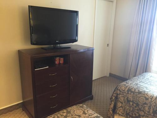 Twin Room with Two Twin Beds image 2