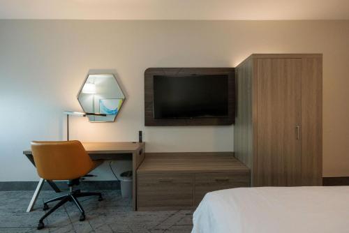 Holiday Inn Express & Suites Berkeley - Tap to explore photos