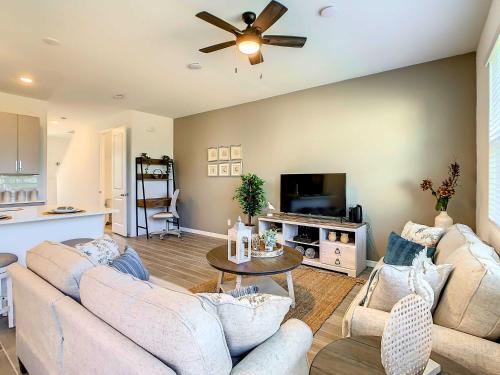 Modern 3BR Lakeview Townhouse with Console & Garage in Davenport, USA