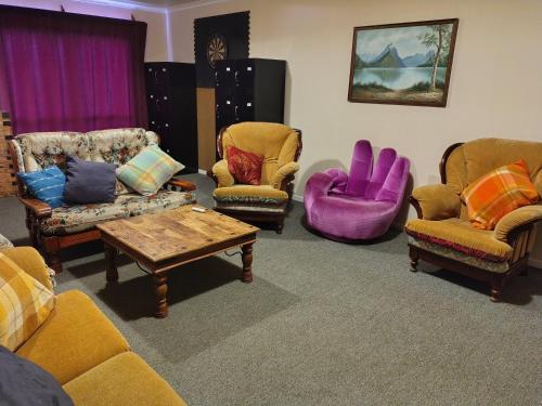 Közös társalgó / TV, Purple Hen Country Lodge in Katikati