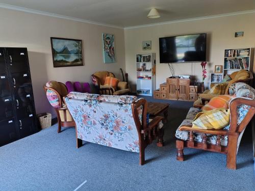 Közös társalgó / TV, Purple Hen Country Lodge in Katikati
