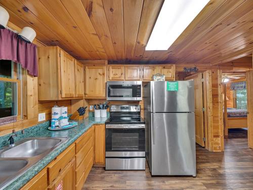 ER93 - Pirate's Cove - Great Location! Close to All the Action! cabin - image 5