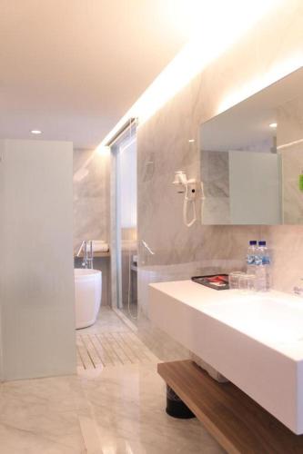 Junior Suite with Balcony image 6