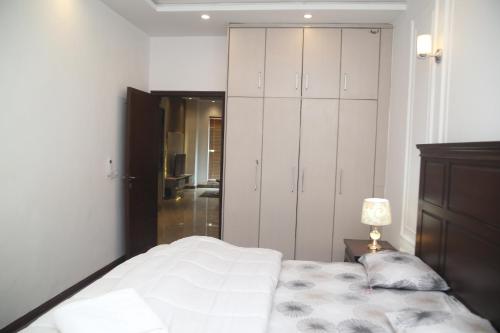 One-Bedroom Apartment image 10