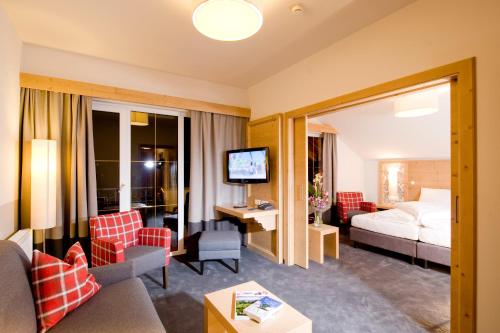 1 queen bed, 1 sofa bed
