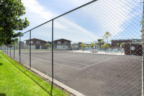 网球场, Whitianga Coastal Stay, Cosy Studio at Oceans Resort in 怀蒂昂格