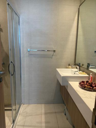 Spacious Corner Retreat 1BR with Stunning Views, Dubaï (photo 3)