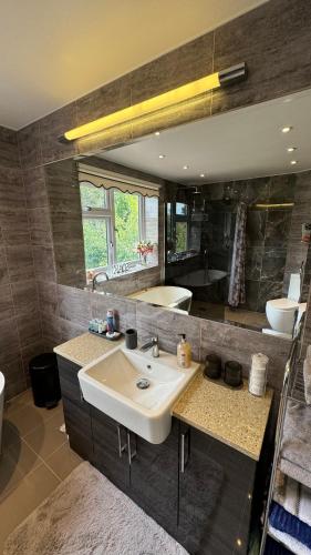 Cosy double room with a separate shower room, or upgrade to a deluxe double room with en-suite facilities with just a 2 minute walk to Train station, Londyn (zdjęcie 7)