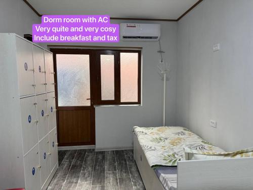 6 twin beds