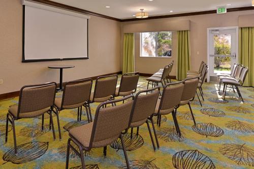 Holiday Inn Express Fresno River Park Highway 41 an IHG Hotel - image 14