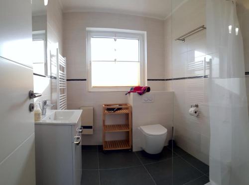 Bathroom, Silbermowe - Meer & Sonnenbalkon in Gollendorf