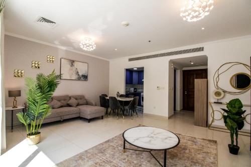 Yogi - 1BR JLT - Wraparound Balcony & Terrace, Дубай