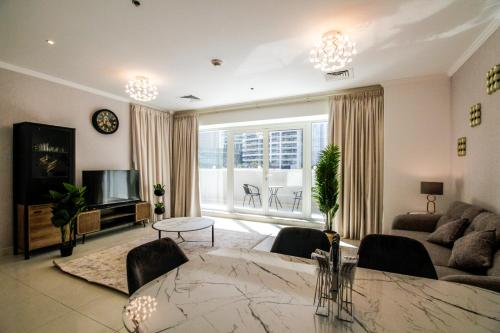 Yogi – 1BR JLT | Wraparound Balcony & Terrace - image 13