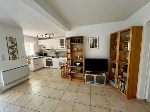 Flat with Garden in Charming Villa fully renovated near Pagode Hong Hien