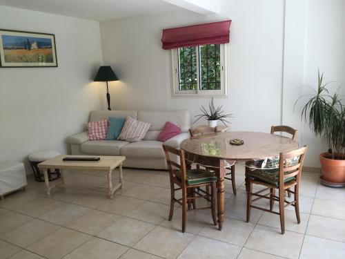 Flat with Garden in Charming Villa fully renovated near Pagode Hong Hien