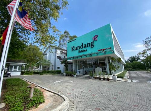 A Deluxe Room in Kundang Estates, Rawang in Bandar Tasik Puteri