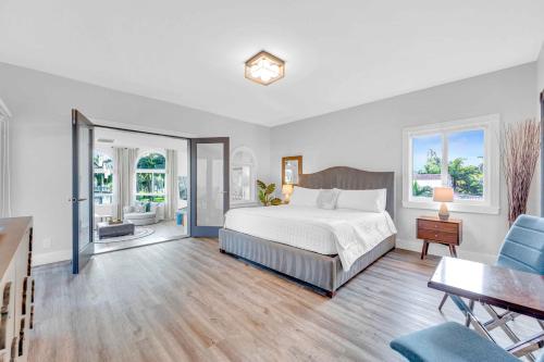 Villa on Intracoastal Beach in proximity Waterfront Views Access Fogg Key VlLLAS in Fort Lauderdale, USA