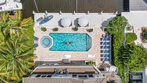 Villa on Intracoastal Beach in proximity Waterfront Views Access Fogg Key VlLLAS in Fort Lauderdale, USA