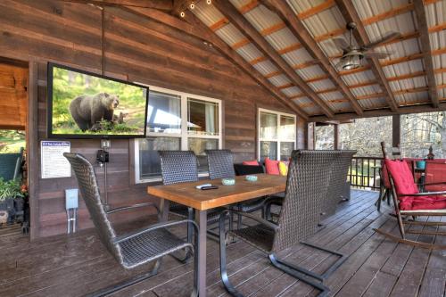 Moon Tower Cabin - Beautiful Water Views Firepit More - image 9