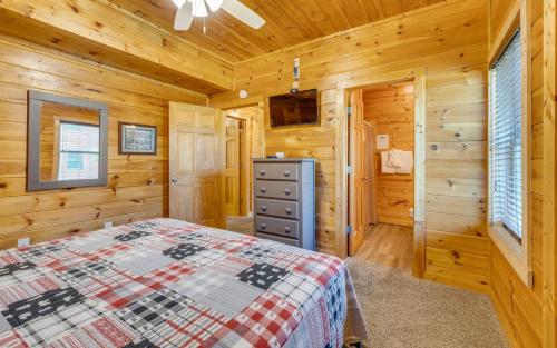 Heavenly Escape Crossing Resort Cabin with HOA Outdoor Swimming Pool Hot Tub Arcade Games and More - image 7