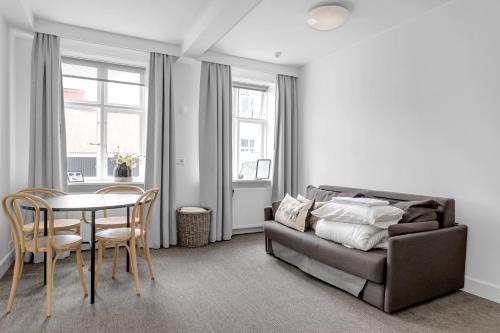 Superior One-Bedroom image 8