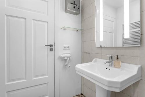Superior One-Bedroom image 7