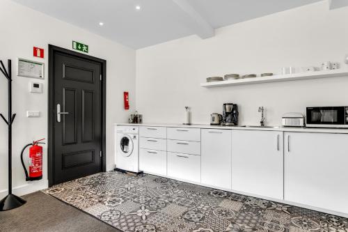 Superior One-Bedroom image 6