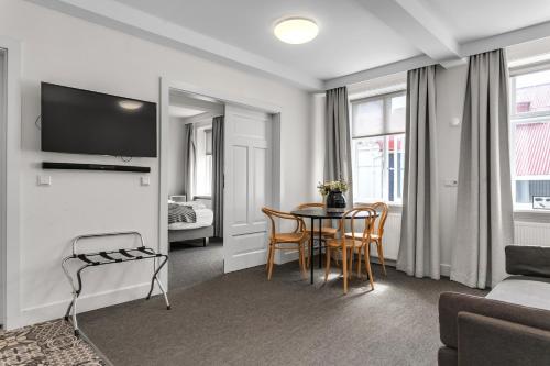 Superior One-Bedroom image 4