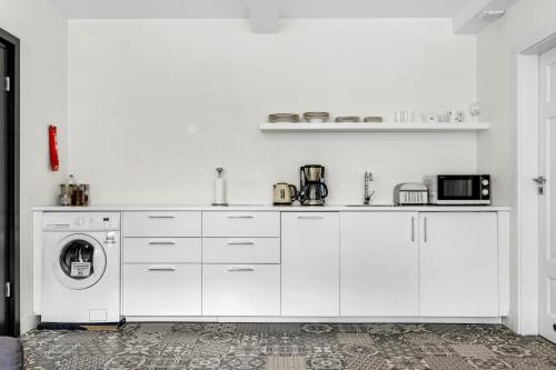 Superior One-Bedroom image 3