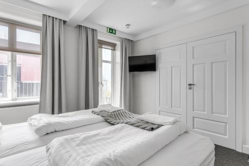 Superior One-Bedroom image 2