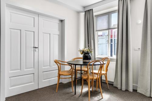 Superior One-Bedroom image 5