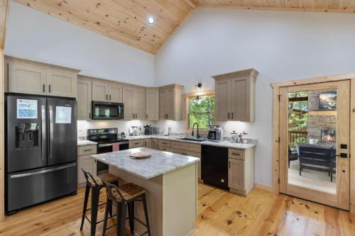 Whiskey Woods - Newly built cabin with fireplace wifi and more in Mineral Bluff, USA