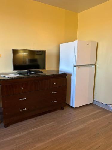 Budget Inn - image 10