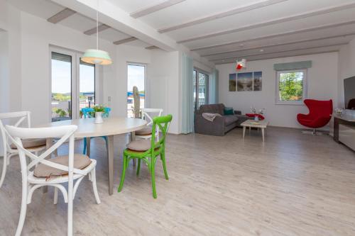 Fewo Sudstrand mit Terrasse, Kamin und Sauna in Ostseebad Sellin