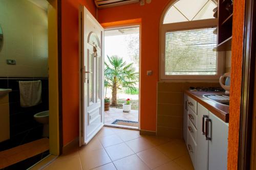 virtuve, President Bungalows and Apartments in Utjeha