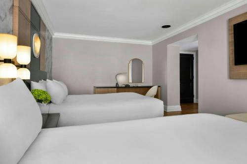 Double Room image 3