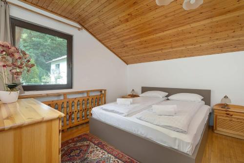 Bystra Unique House in the Mountains with Terrace, Garden & Parking by Noclegi Renters