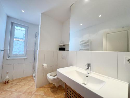 One-Bedroom Apartment with Balcony image 3