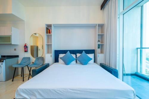 Stylish Studio Bayz Danube Burj Khalifa View Pool, Dubai