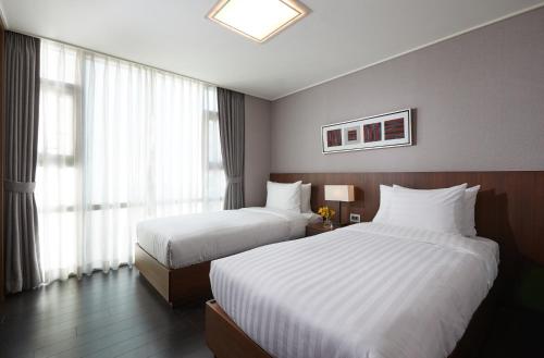 2 Bedroom Premier 1 King Bed 2 Single Beds