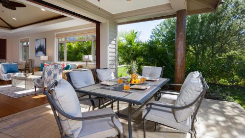 DOLPHIN HALE Inviting KaMilo 3BR Home with Private Beach Club