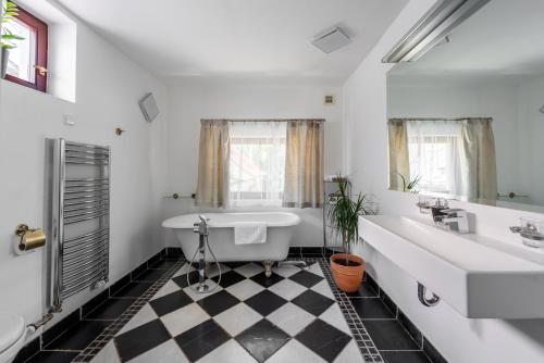 Wellness & SPA boutique Hotel pod lipkami Prague – Prague, PA