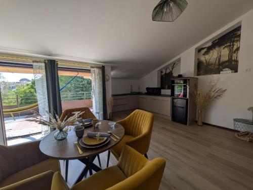 Le Nid en Chanté Vue Panoramique (Le Nid en Chante Vue Panoramique) in เลส อาค