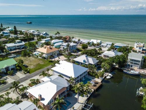 Sea La Vie Beach House - Stunning New Luxury Waterfront Home wPool Dock Elevator Close to Pine in Anna Maria, USA