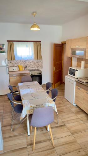 Restorāns, ÉletVirága Vendégház (EletViraga Vendeghaz) in Balatonendréd