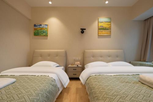 1 double bed, 1 twin bed