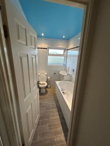 Fürdőszoba, 3 Bedroom Family home in Limavady