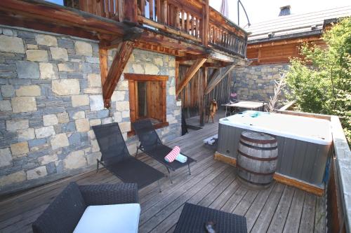 Chalet with Ski Slope Views, Jacuzzi & Cinema Room, Vars (photo 3)
